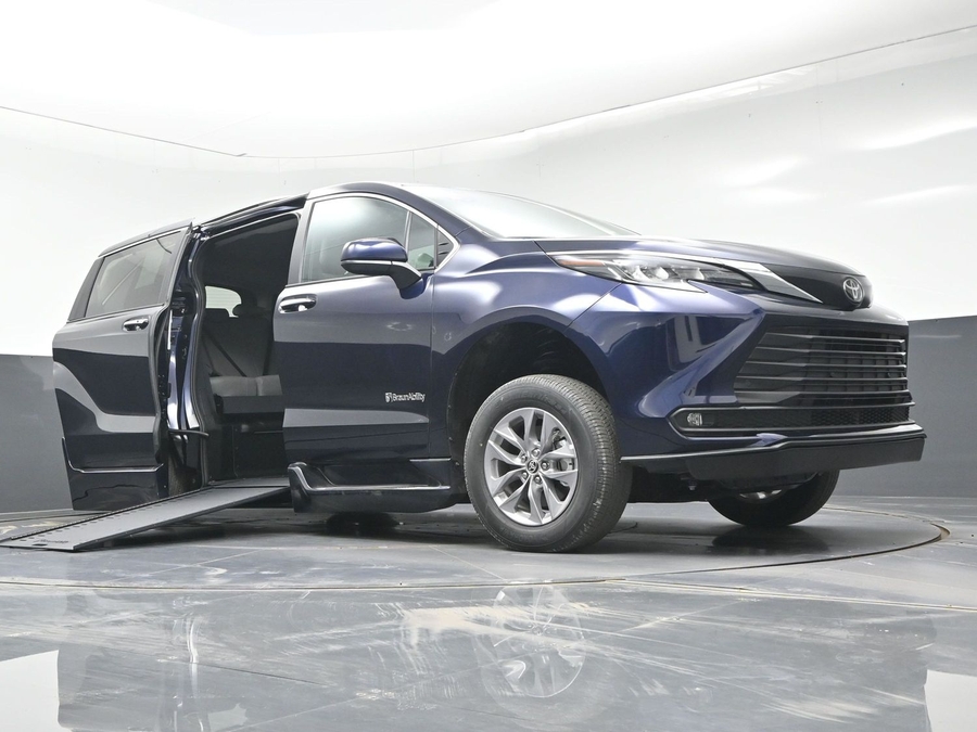 Blue Toyota Sienna image number 12