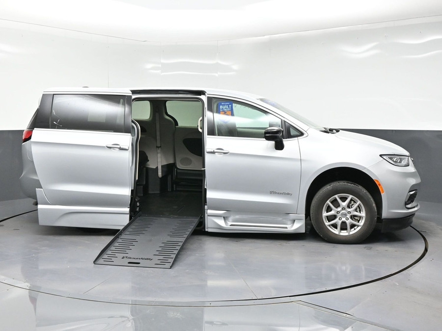 Silver Chrysler Pacifica image number 5