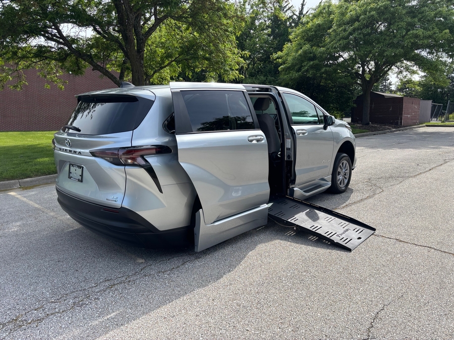 Used 2024 Toyota Sienna Hybrid LE - BraunAbility Side Entry Entry Fold Out Automatic Ramp