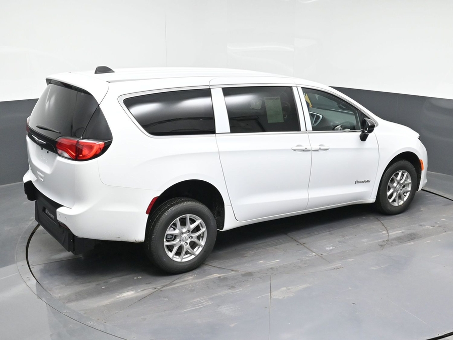 White Chrysler Voyager image number 24