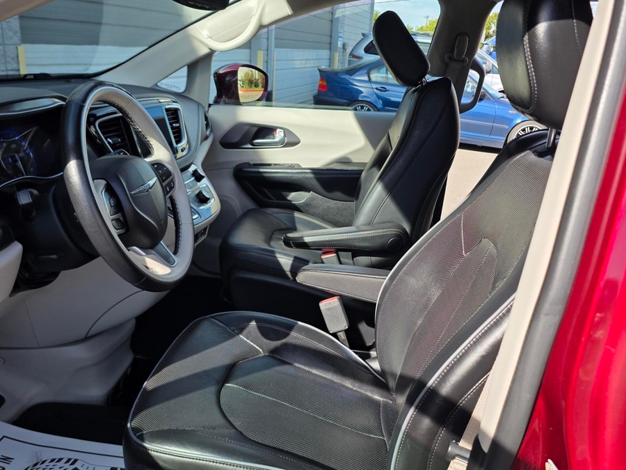 Used 2018 Chrysler Pacifica Limited - BraunAbility Side Entry Fold Out Automatic Ramp