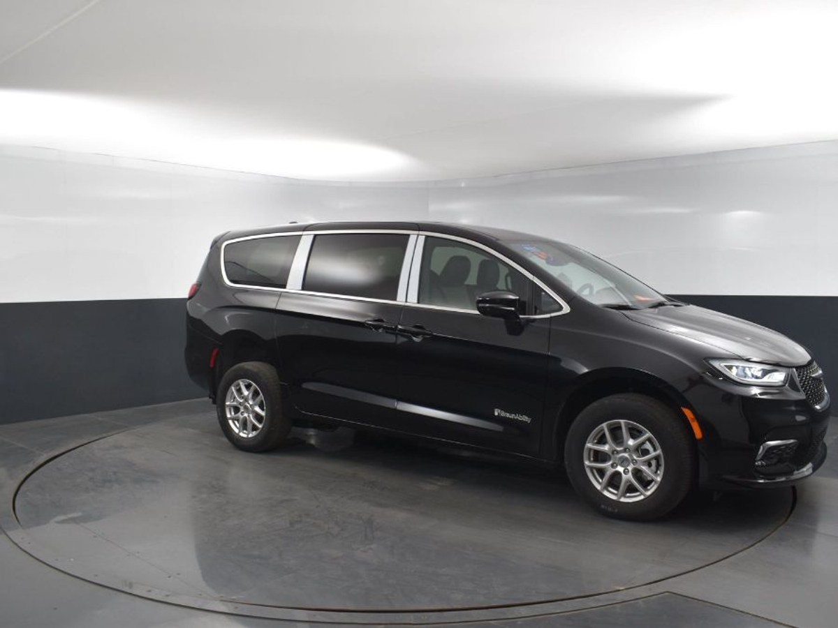 Black Chrysler Pacifica image number 16
