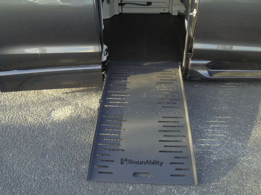 Grey Chrysler Voyager image number 20