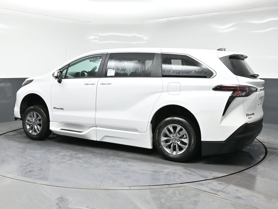 New 2026 Toyota Sienna Hybrid LE - BraunAbility Side Entry Entry Fold Out Automatic Ramp