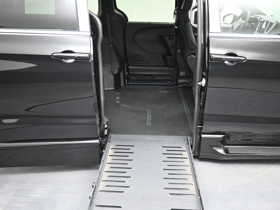 New 2026 Chrysler Pacifica Select Plus - BraunAbility Side Entry Entry Fold Out Automatic Ramp