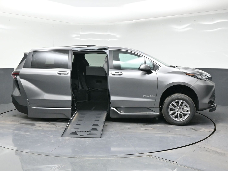 New 2026 Toyota Sienna Hybrid XLE Base - BraunAbility Side Entry Fold Out Automatic Ramp