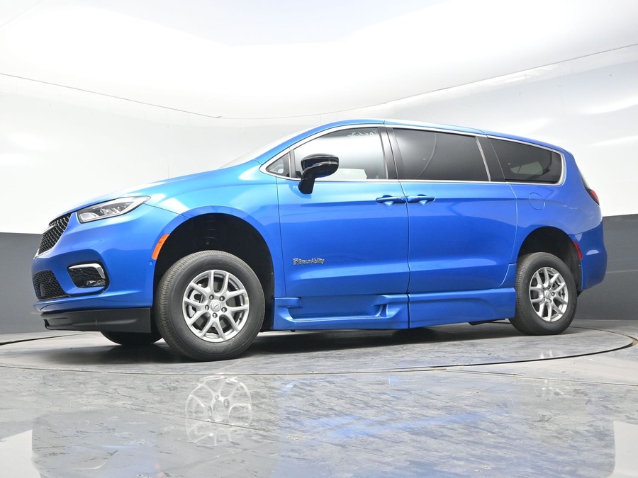 Blue Chrysler Pacifica image number 16