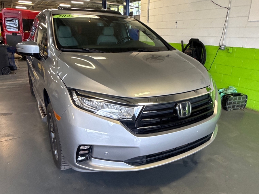 Silver Honda Odyssey image number 2