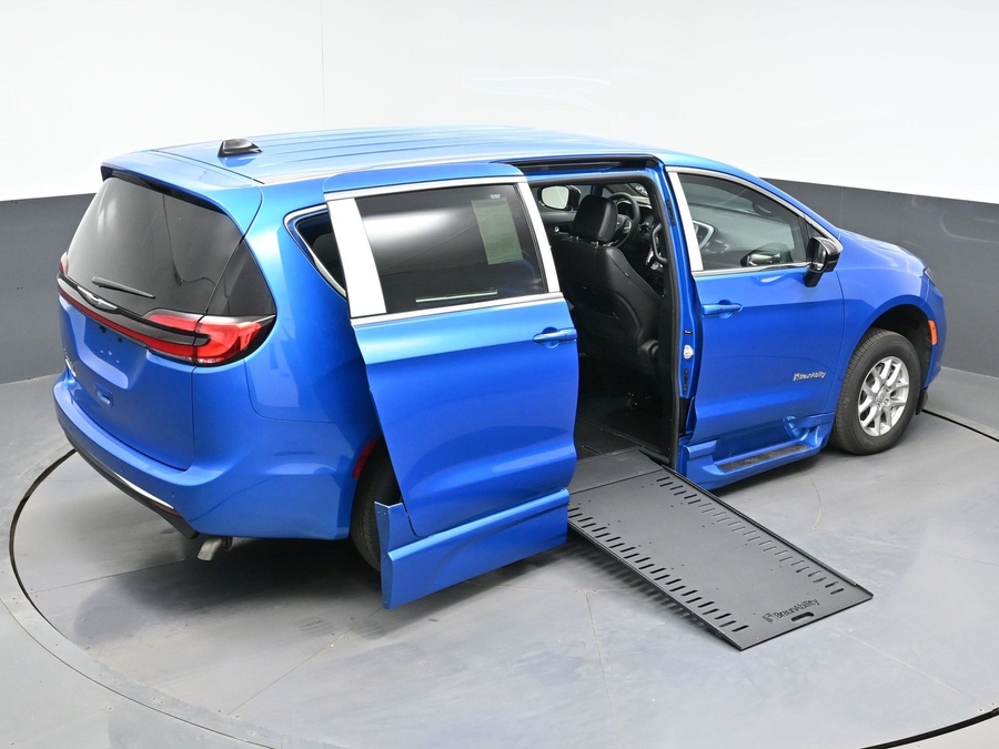 Blue Chrysler Pacifica image number 22