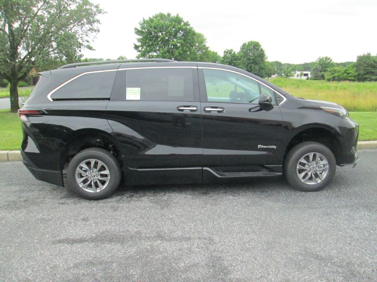 Black Toyota Sienna image number 9