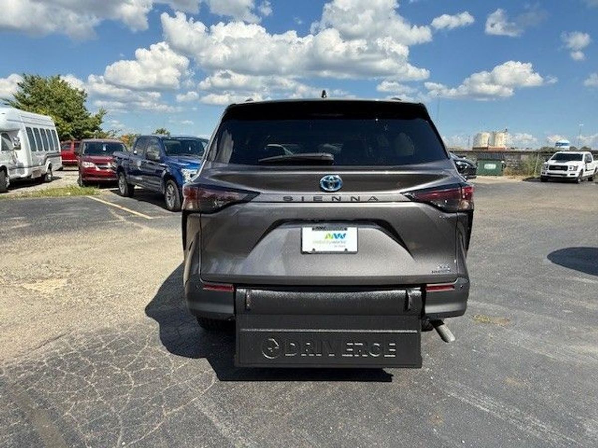 Grey Toyota Sienna image number 4