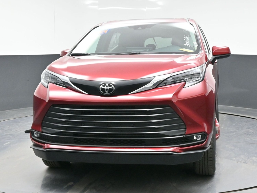 Red Toyota Sienna image number 1