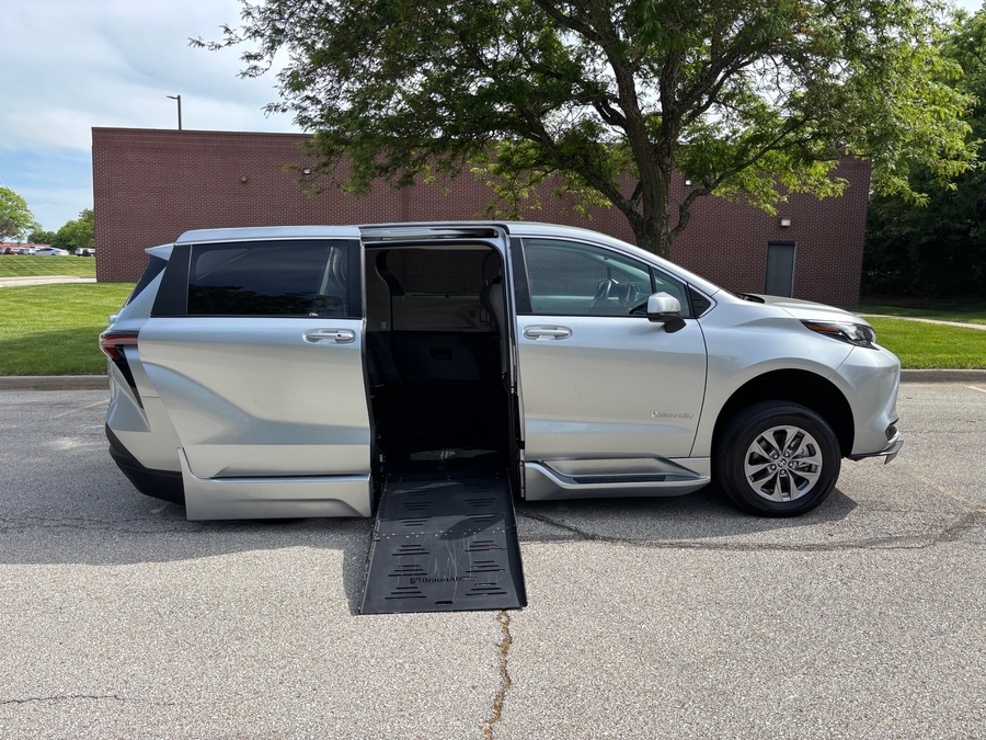Used 2024 Toyota Sienna Hybrid LE - BraunAbility Side Entry Entry Fold Out Automatic Ramp