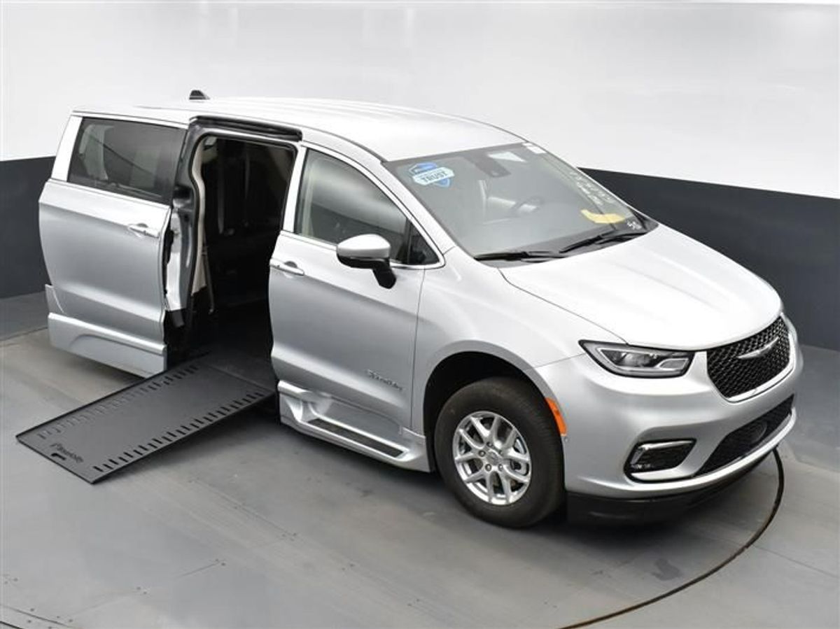 Silver Chrysler Pacifica image number 20