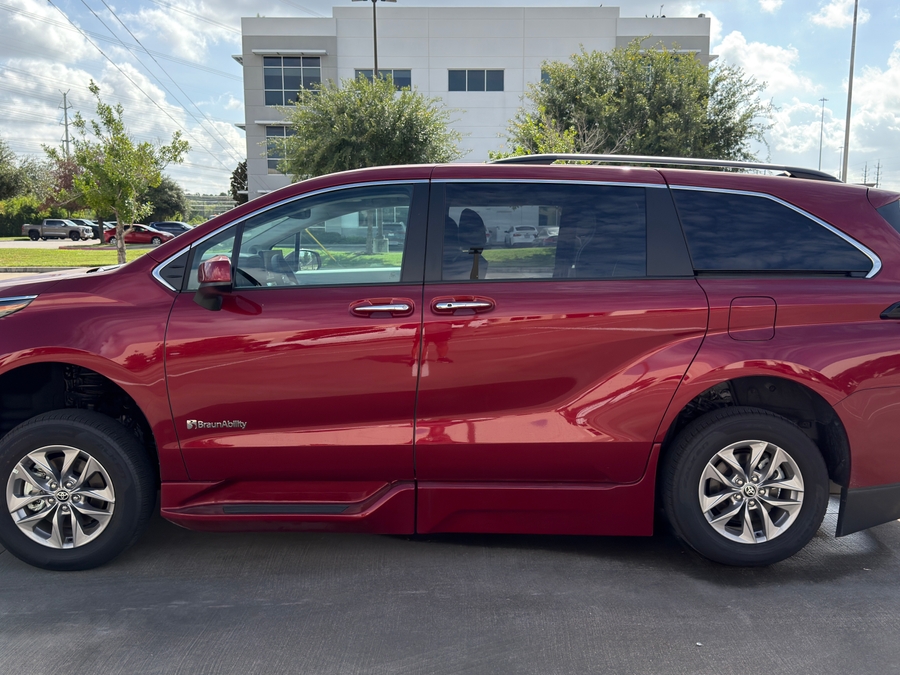 Used 2026 Toyota Sienna Hybrid XLE - BraunAbility Side Entry In Floor Automatic Ramp
