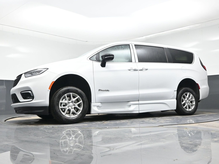 White Chrysler Pacifica image number 17