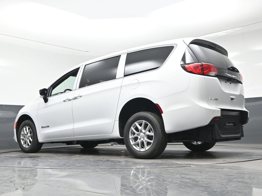 White Chrysler Voyager image number 14