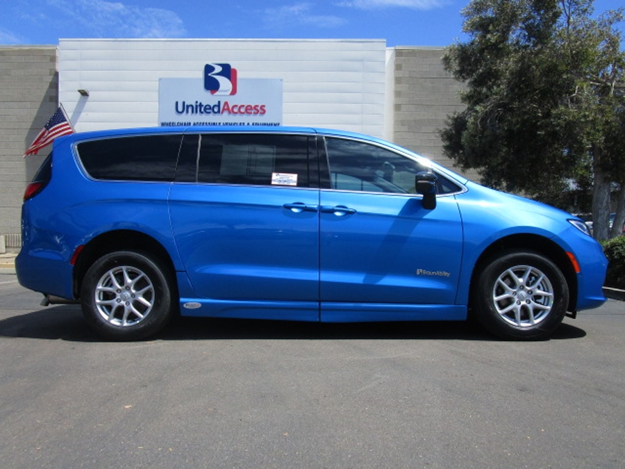 New 2026 Chrysler Pacifica Select Safety - BraunAbility Side Entry Entry Fold Out Automatic Ramp