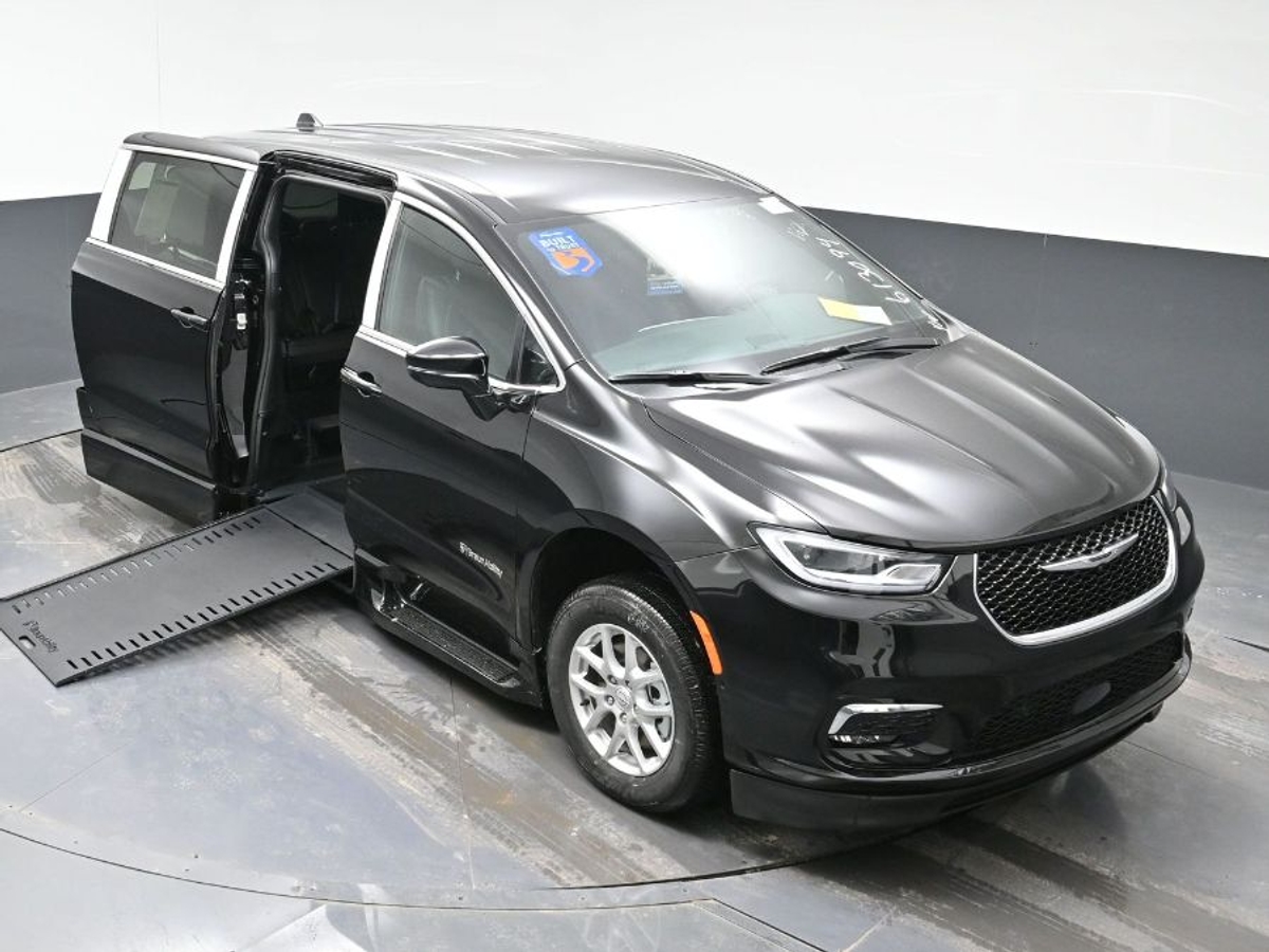 Black Chrysler Pacifica image number 22