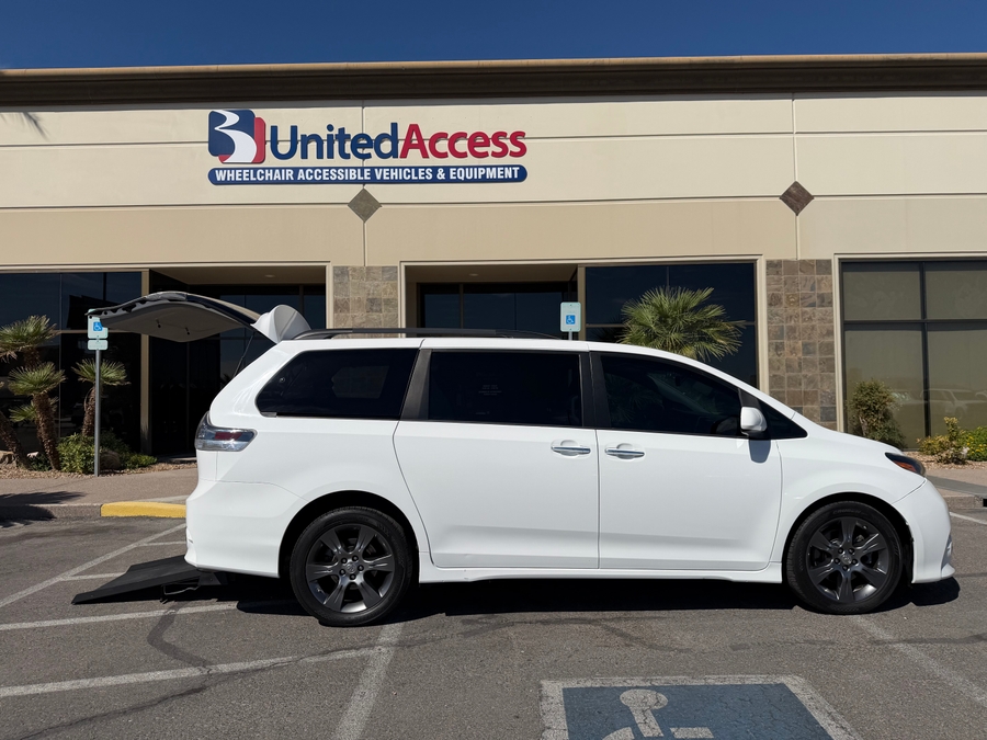 Used 2015 Toyota Sienna SE - Freedom Rear Entry Fold Out Automatic Ramp