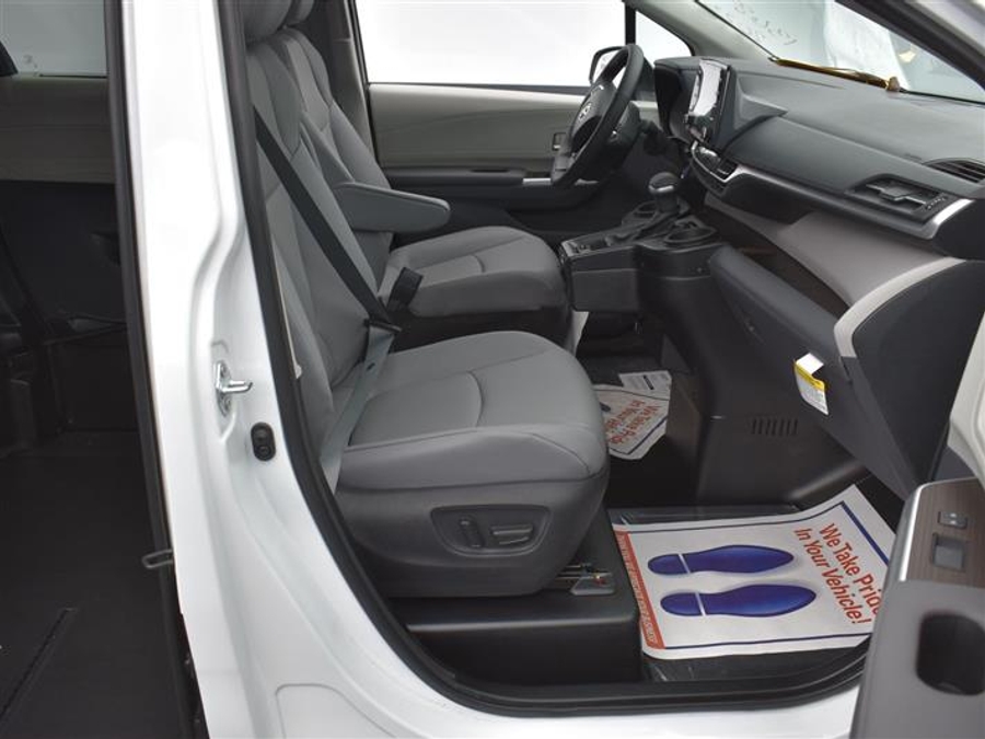 New 2026 Toyota Sienna Hybrid XLE Base - BraunAbility Side Entry Entry Fold Out Automatic Ramp