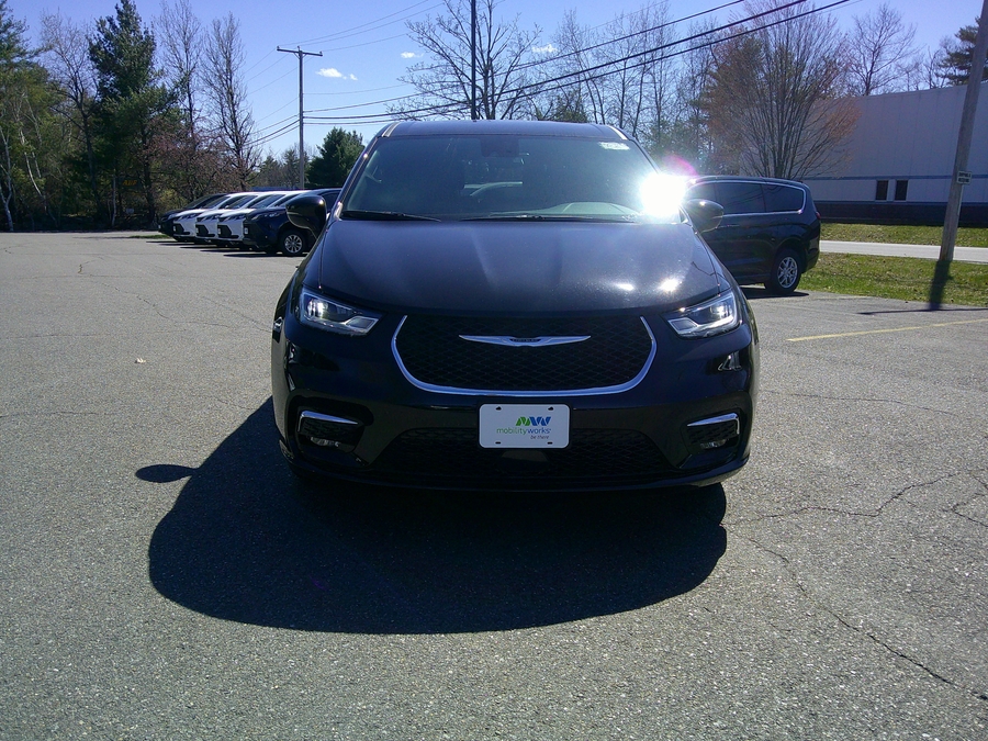 Black Chrysler Pacifica image number 4