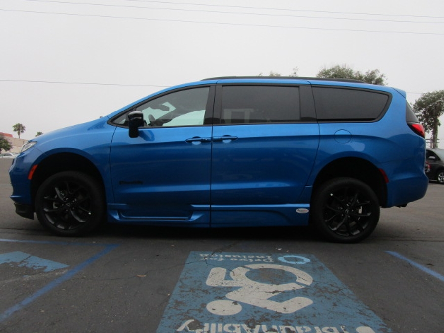 New 2026 Chrysler Pacifica Select Sport - BraunAbility Side Entry Fold Out Automatic Ramp