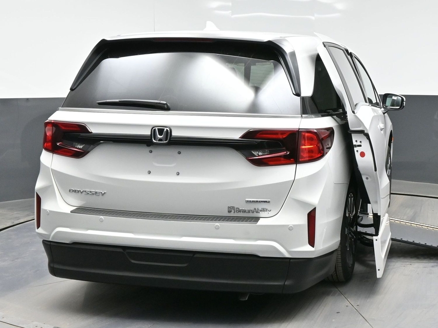 White Honda Odyssey image number 2