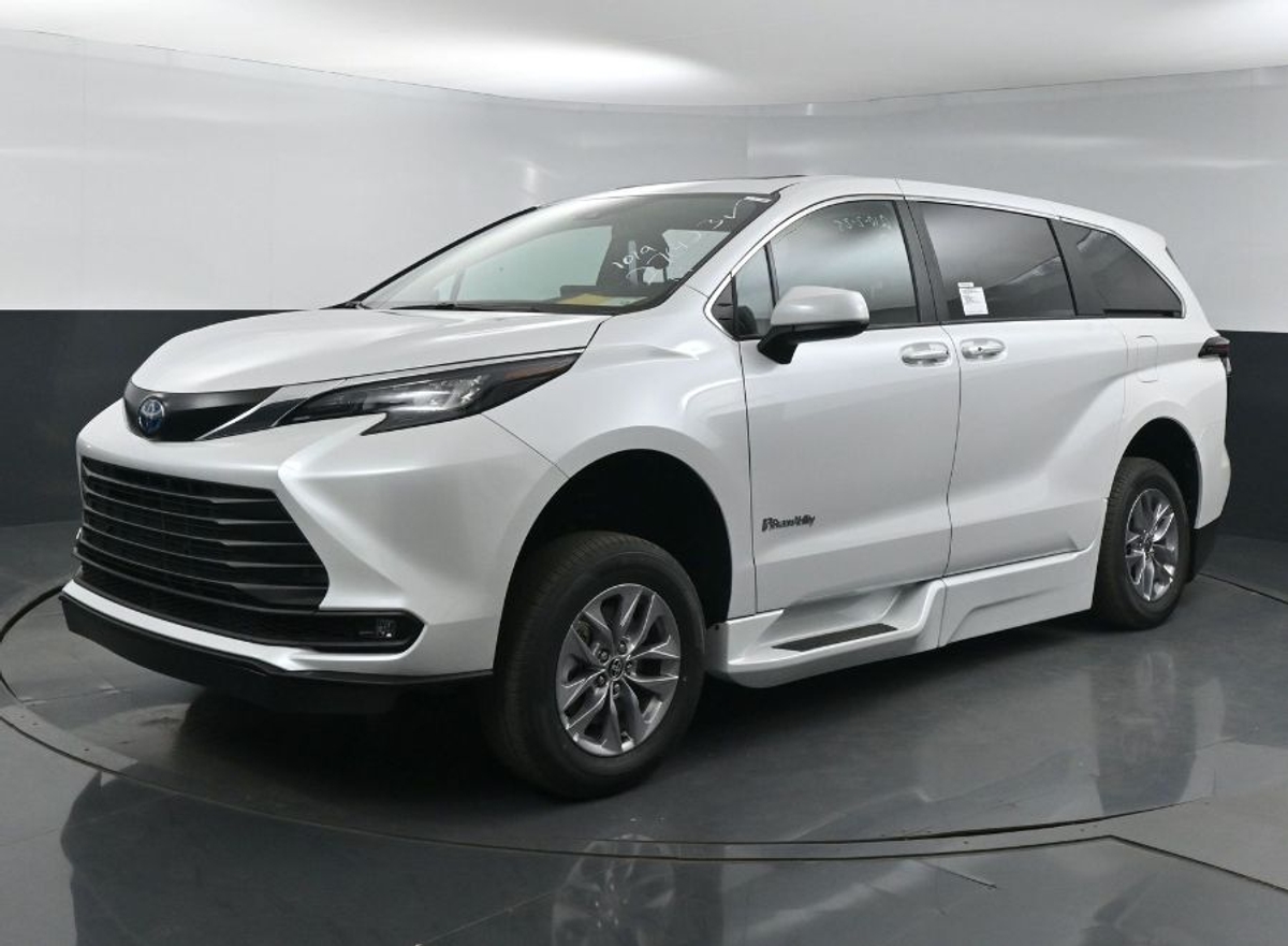 2025 TOYOTA SIENNA - Image 4