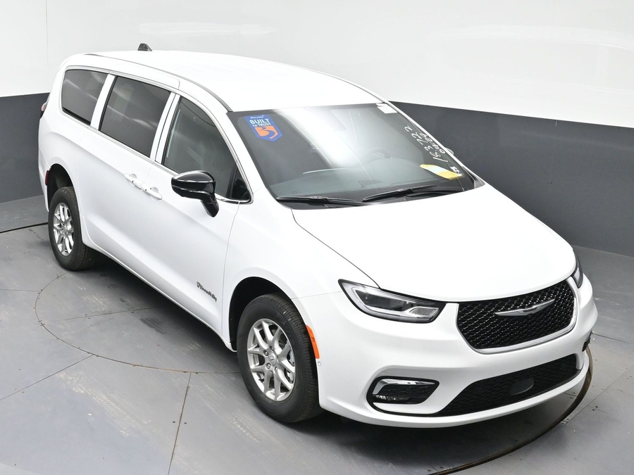 White Chrysler Pacifica image number 21
