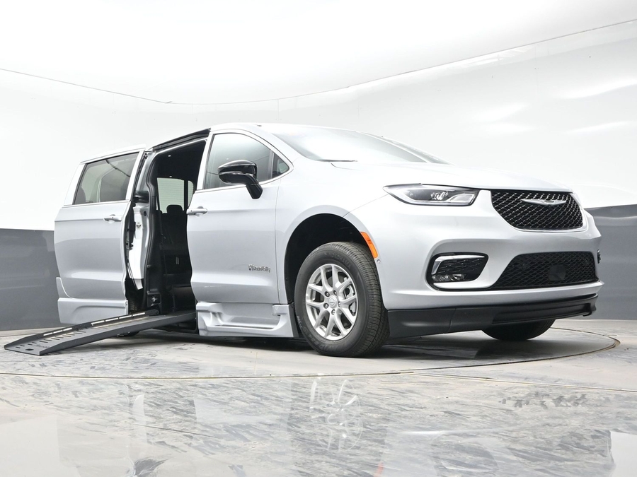 Silver Chrysler Pacifica image number 15