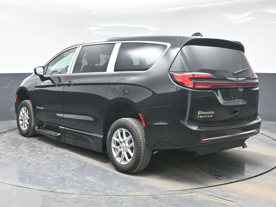 Black Chrysler Pacifica image number 2