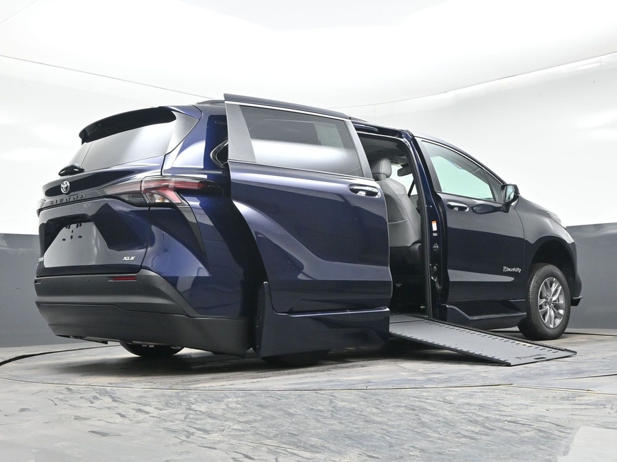 New 2026 Toyota Sienna Hybrid XLE Add - BraunAbility Side Entry Entry In Floor Automatic Ramp
