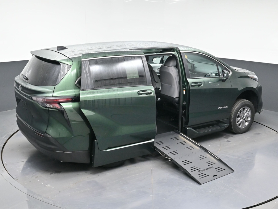 New 2026 Toyota Sienna Hybrid LE - BraunAbility Side Entry Fold Out Automatic Ramp
