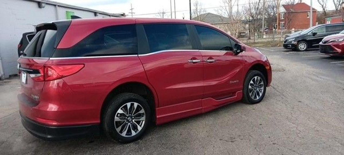Red Honda Odyssey image number 5