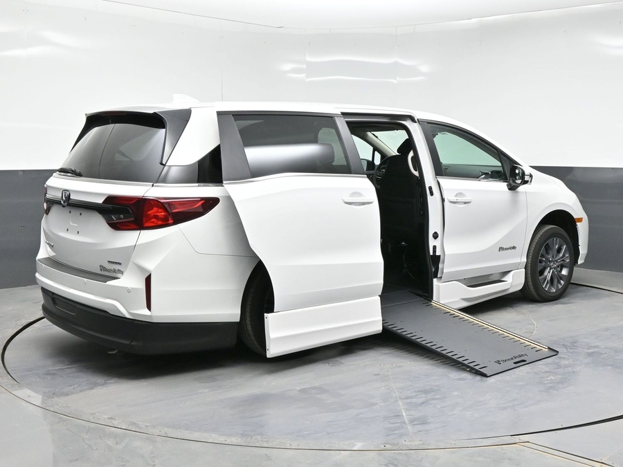 White Honda Odyssey image number 6