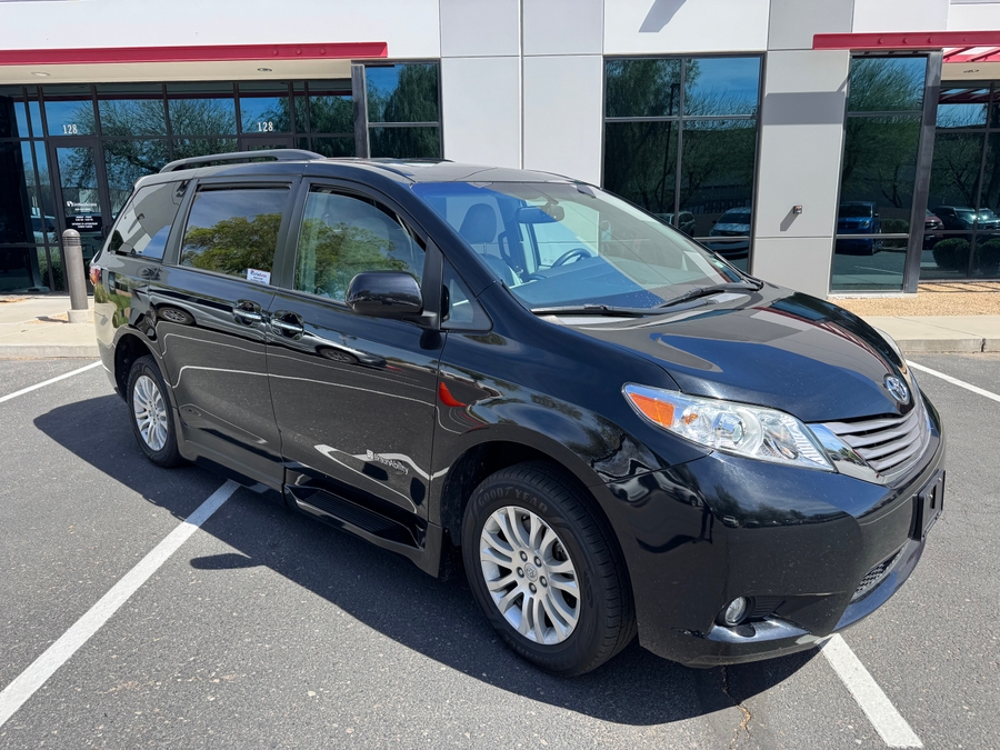 Used 2017 Toyota Sienna XLE - BraunAbility Side Entry Entry In Floor Automatic Ramp