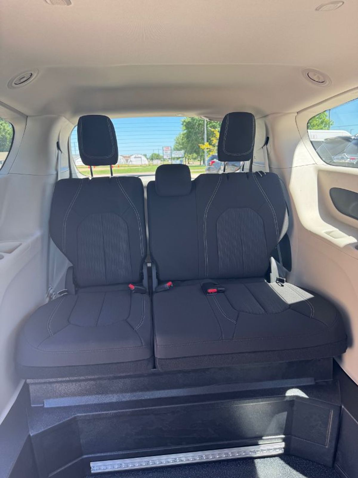 White Chrysler Voyager image number 15