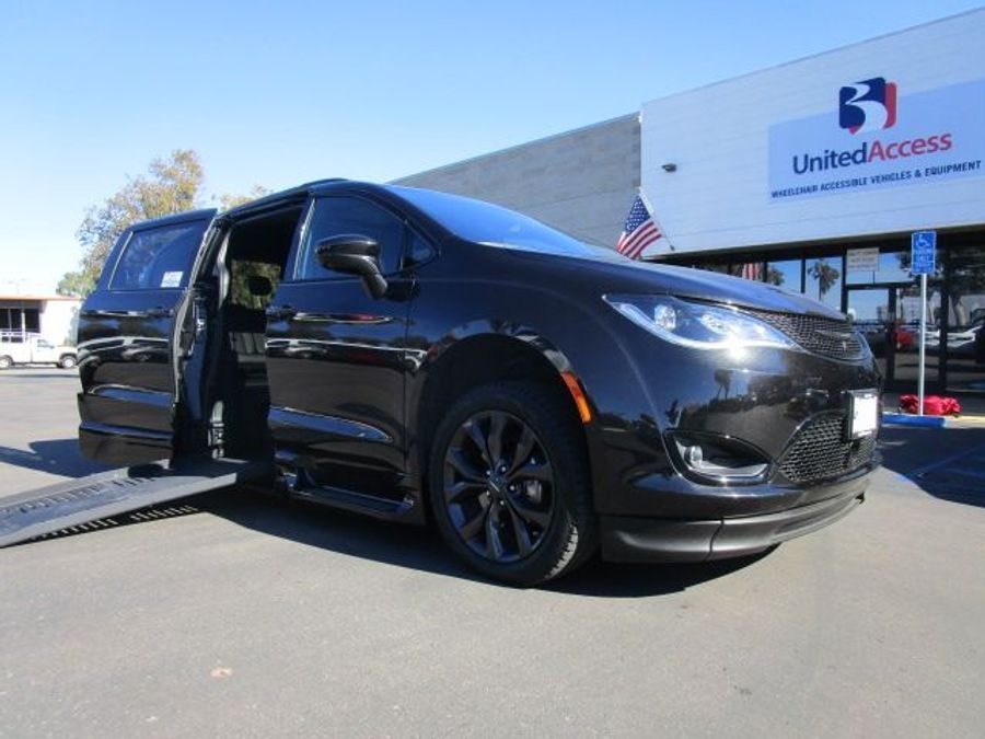 Used 2020 Chrysler Pacifica Touring L - BraunAbility Side Entry Entry Fold Out Automatic Ramp