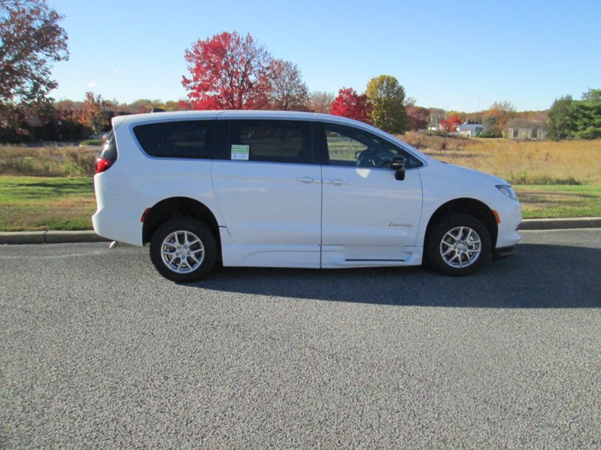 White Chrysler Voyager image number 6