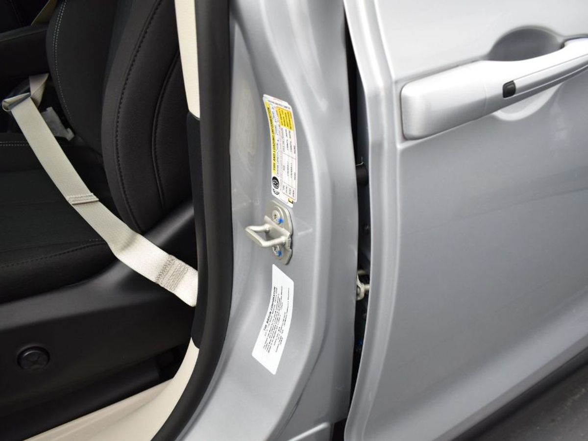 Silver Chrysler Voyager image number 5