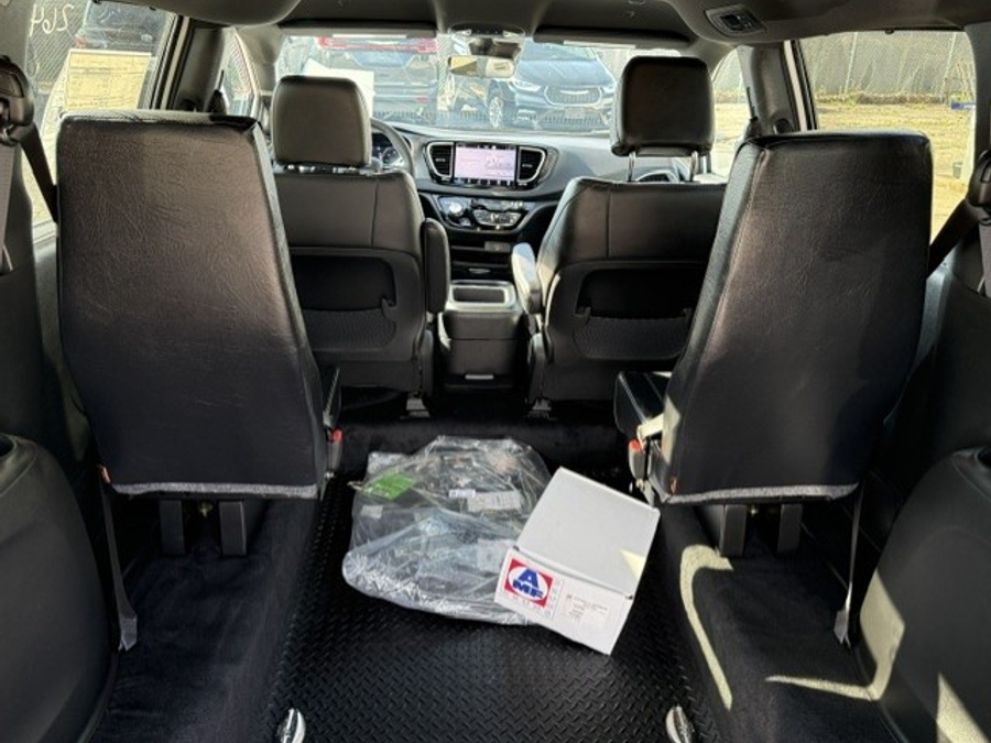 White Chrysler Voyager image number 9