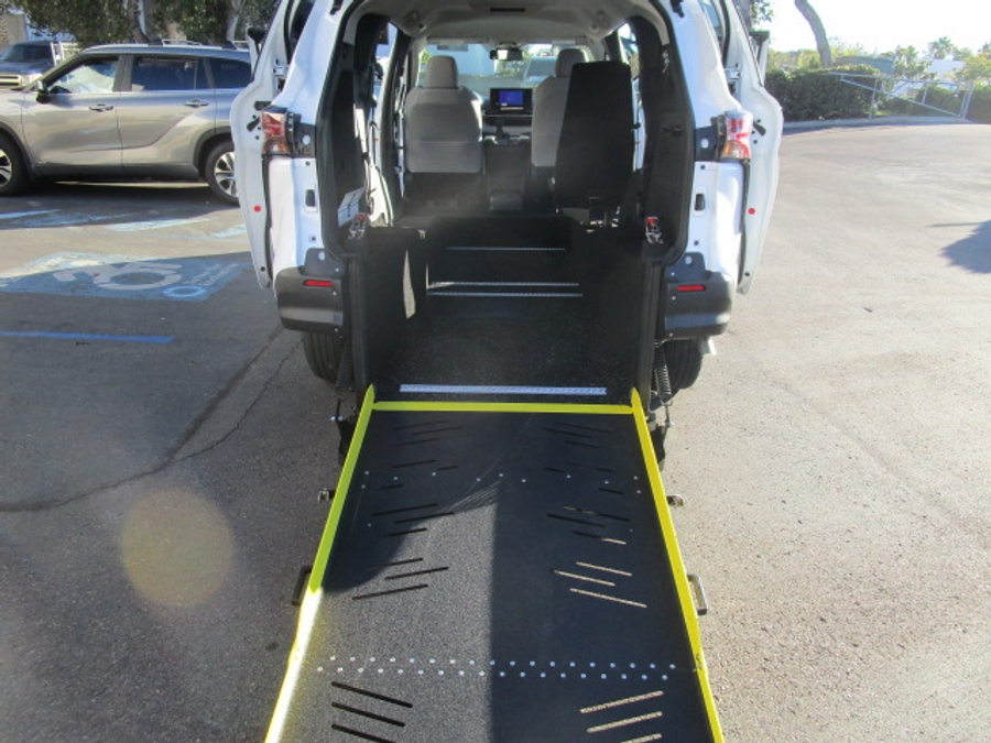 New 2026 Toyota Sienna Hybrid LE - Vantage Mobility Commercial Rear Entry Entry Fold Out Manual Ramp