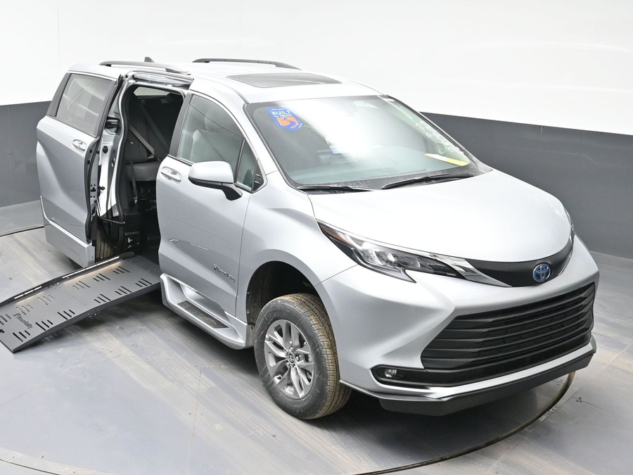 Silver Toyota Sienna image number 22