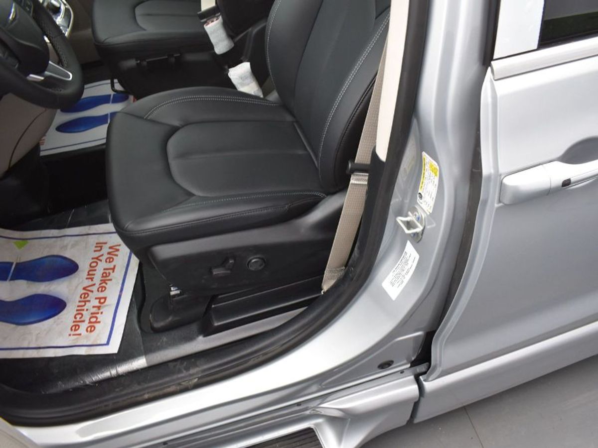 Silver Chrysler Pacifica image number 9