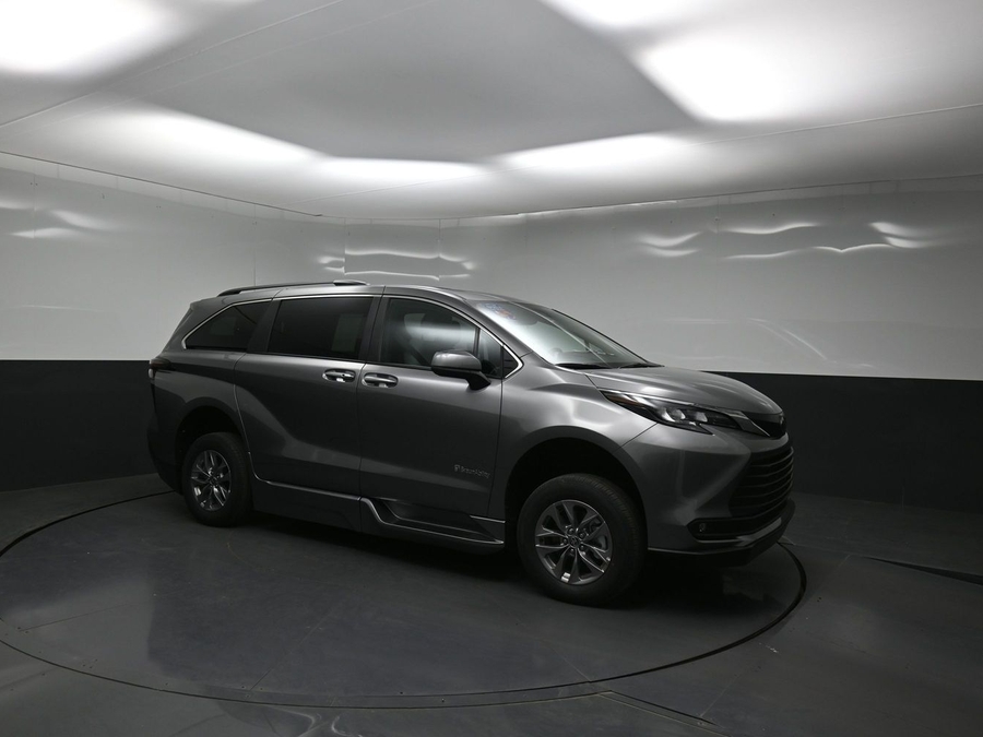 New 2026 Toyota Sienna Hybrid XLE Base - BraunAbility Side Entry Entry Fold Out Automatic Ramp