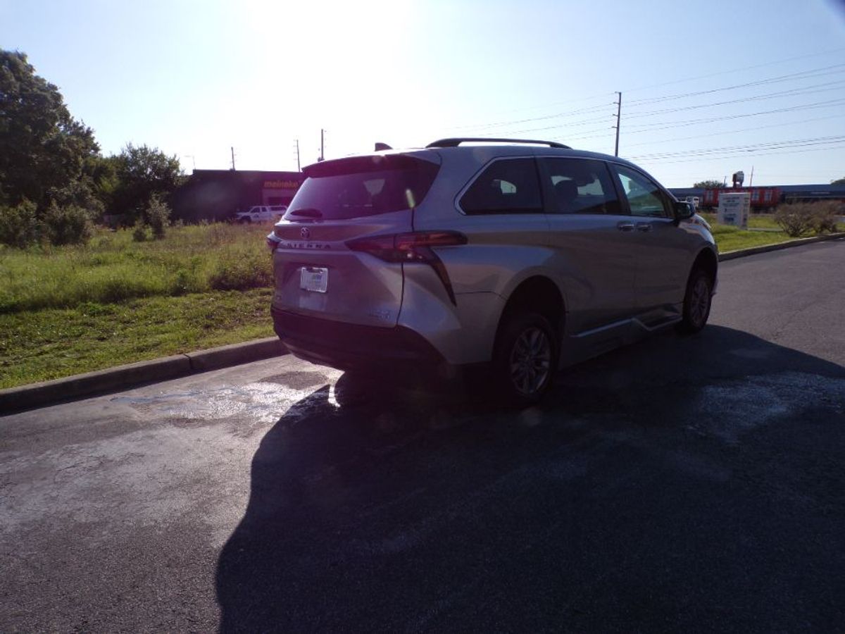 Silver Toyota Sienna image number 8