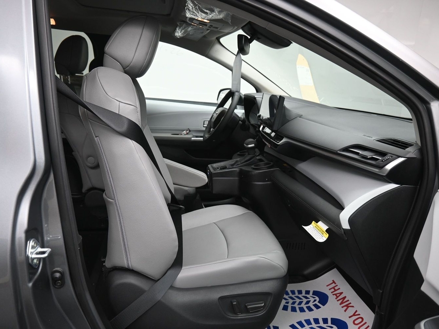 Grey Toyota Sienna image number 2