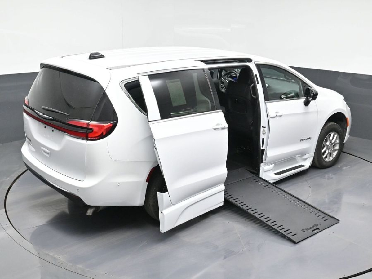 White Chrysler Pacifica image number 9