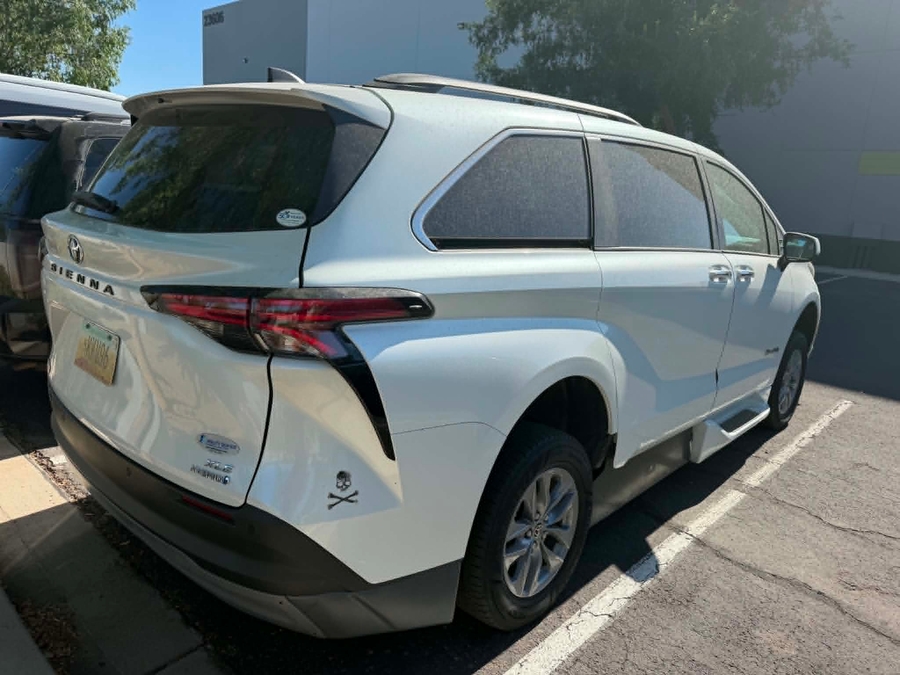 Used 2022 Toyota Sienna Hybrid XLE Plus - BraunAbility Side Entry Entry Fold Out Automatic Ramp